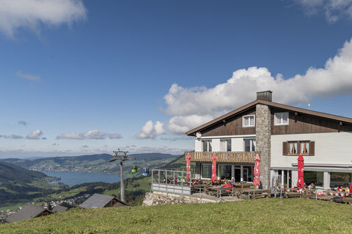 Restaurant Mostelberg von Aussen mit blick auf den Ägerisee. 