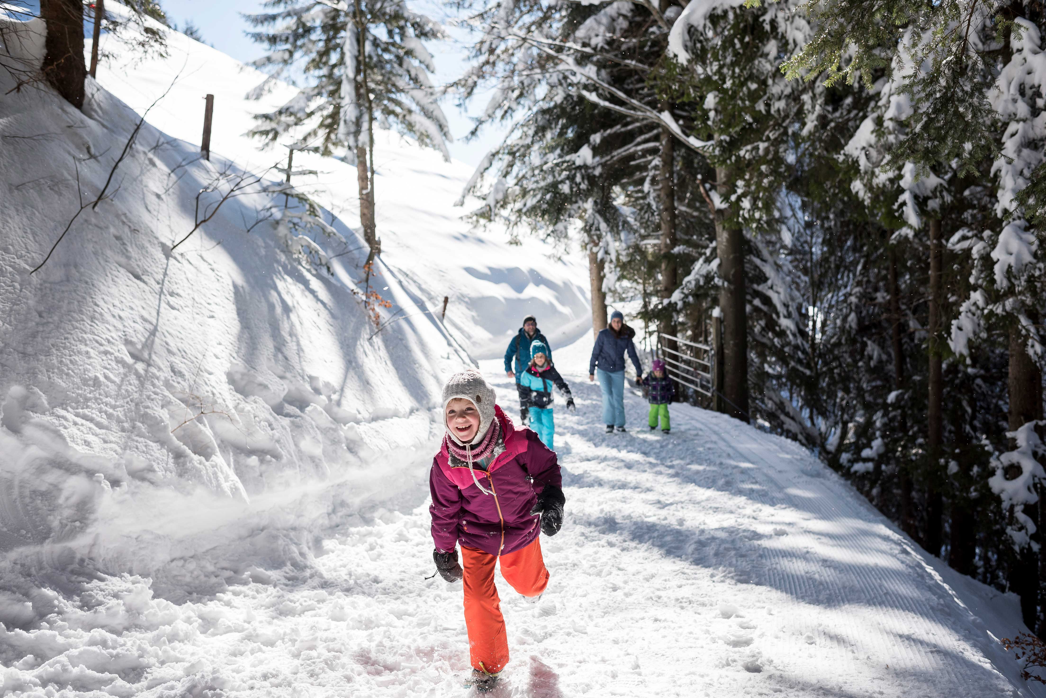 Eine Familie auf dem Engelstockrundweg im Winter. 